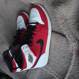 MENS SIZE 10.5 NIKE AIR JORDAN'S RETRO 1'S RED WHITE AND BLACK